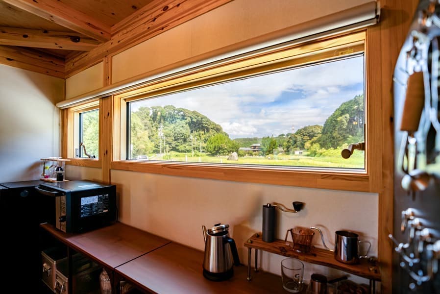 キッチンの大きな窓