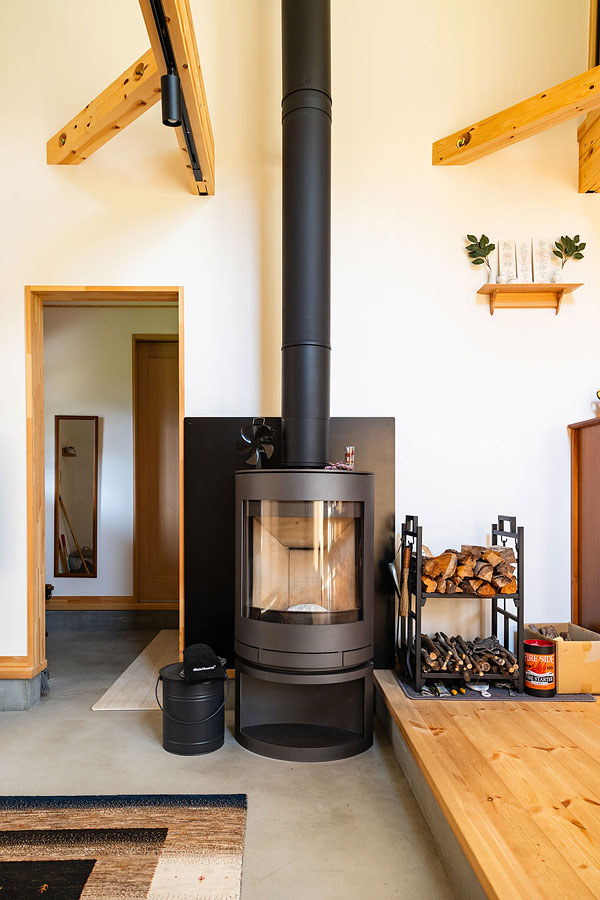 薪ストーブは、スキャンサーム社のエモーション