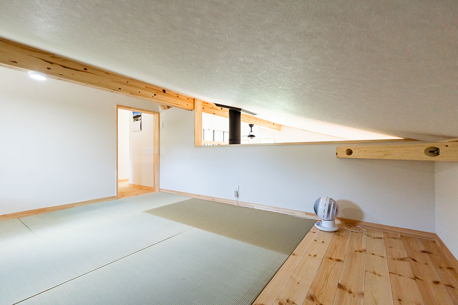 畳を敷いて普段はヨガやストレッチを行う小屋裏