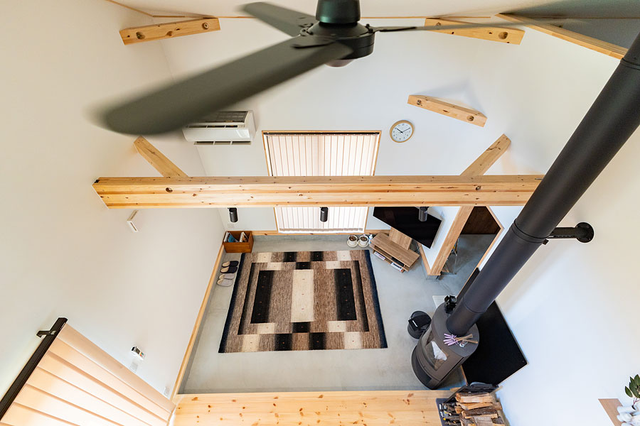 土間にギャッベを敷き、温かみのある雰囲気