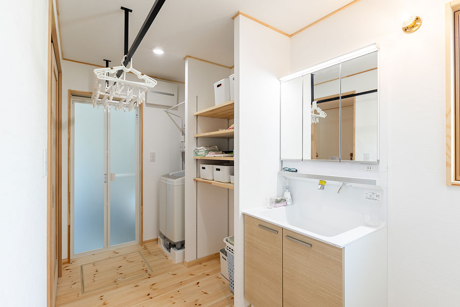 玄関を入ってすぐの洗面所