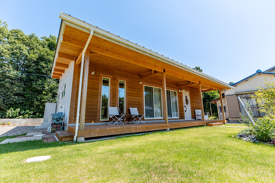 夏の強い日差しを遮り、冬の温かい日差しを取り込む深い軒