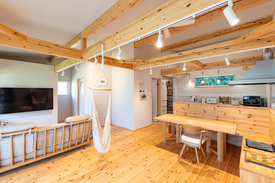 解放感抜群の勾配天井のLDK