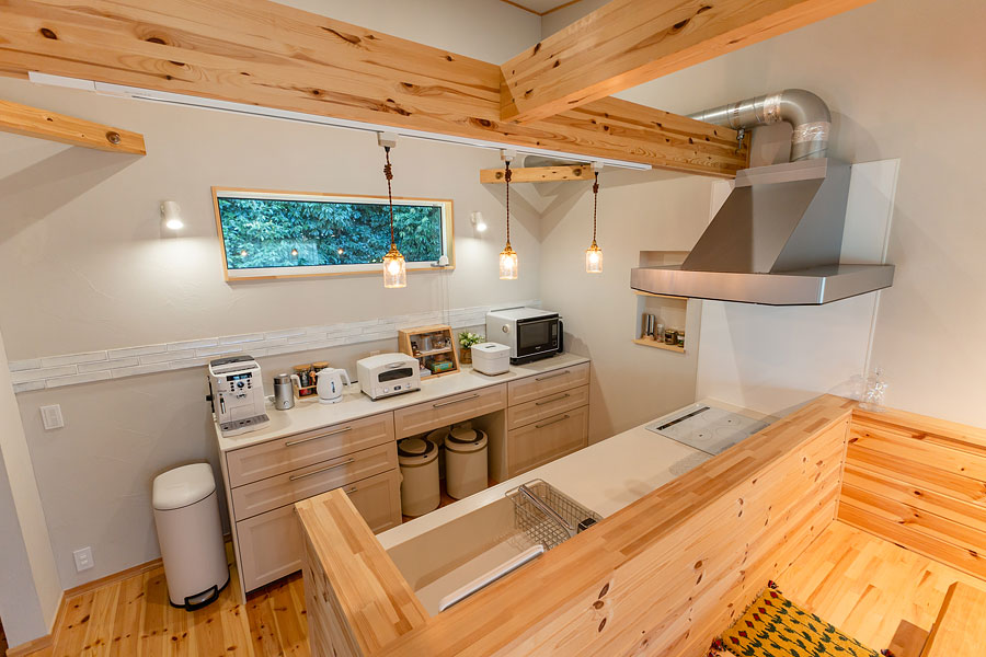 リビングの雰囲気に合わせたシンプルなキッチン