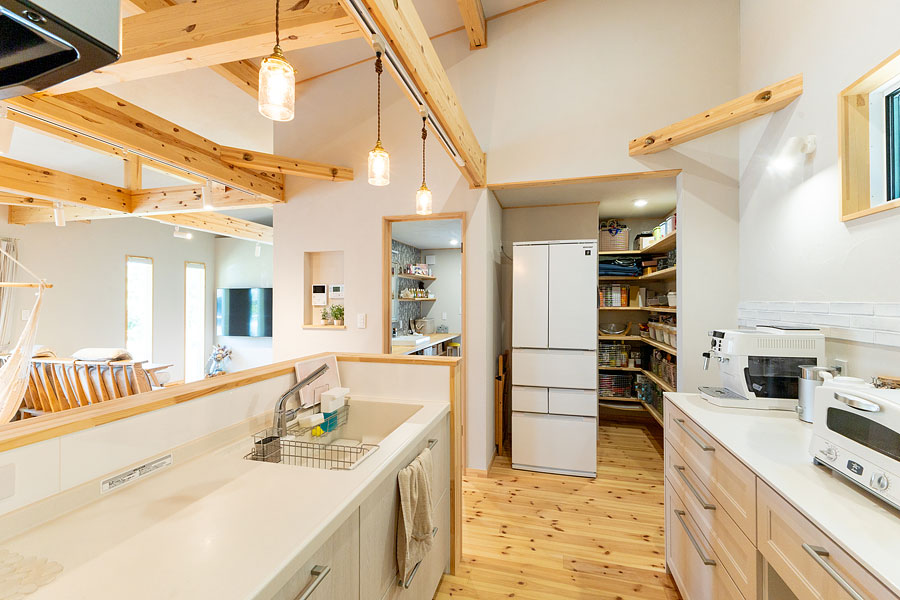 キッチン横に設けた冷蔵庫、パントリースペース