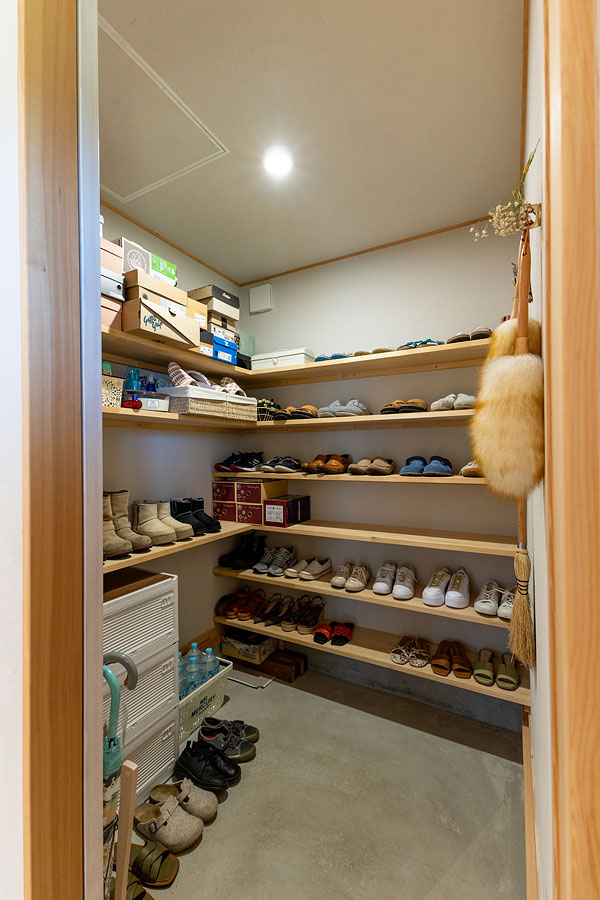 玄関横の2畳の収納スペース
