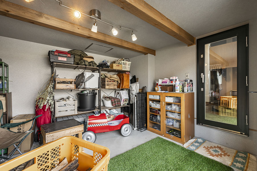 中からも出入りのできるガレージ