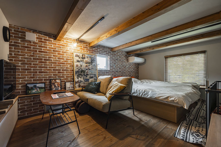 スキップフロアの0.5階の寝室