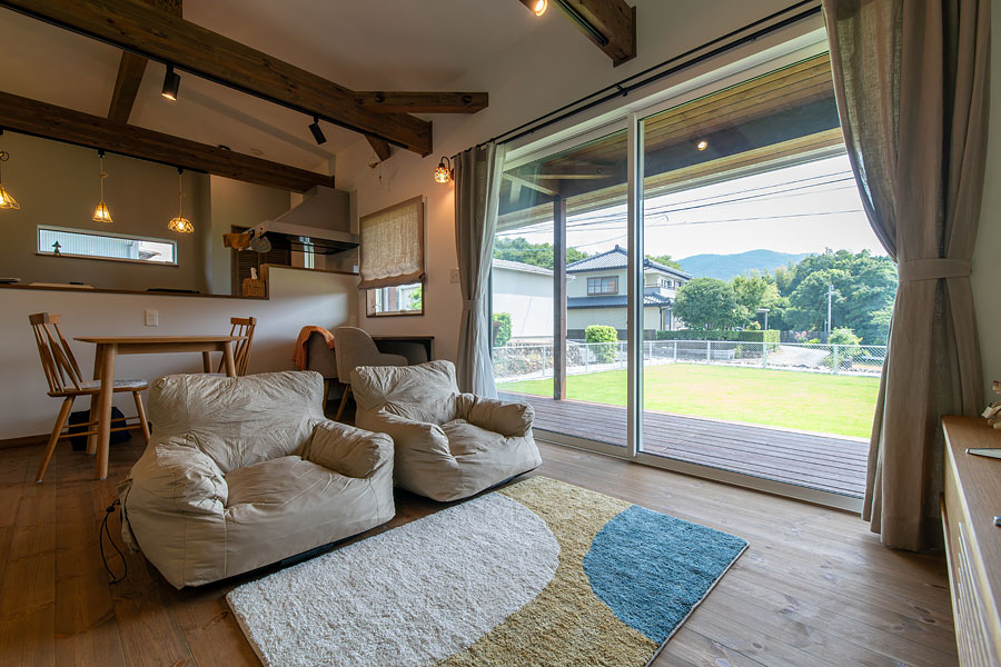 家の中から外の景色を楽しめるワイドサッシと造作カウンター